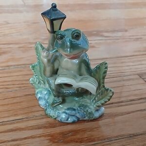 Frog  Figurine Smoking Pipe with Book & Lantern Vintage Lustware Figurine